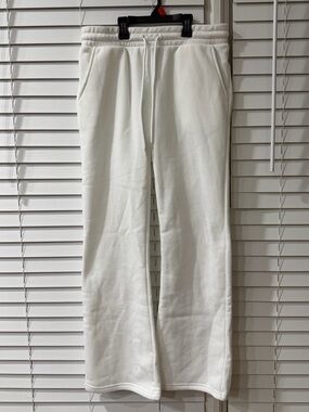 Ambiance White Fleece Joggers with Drawstring! Size Medium! Cozy Cozy!🤍🤍